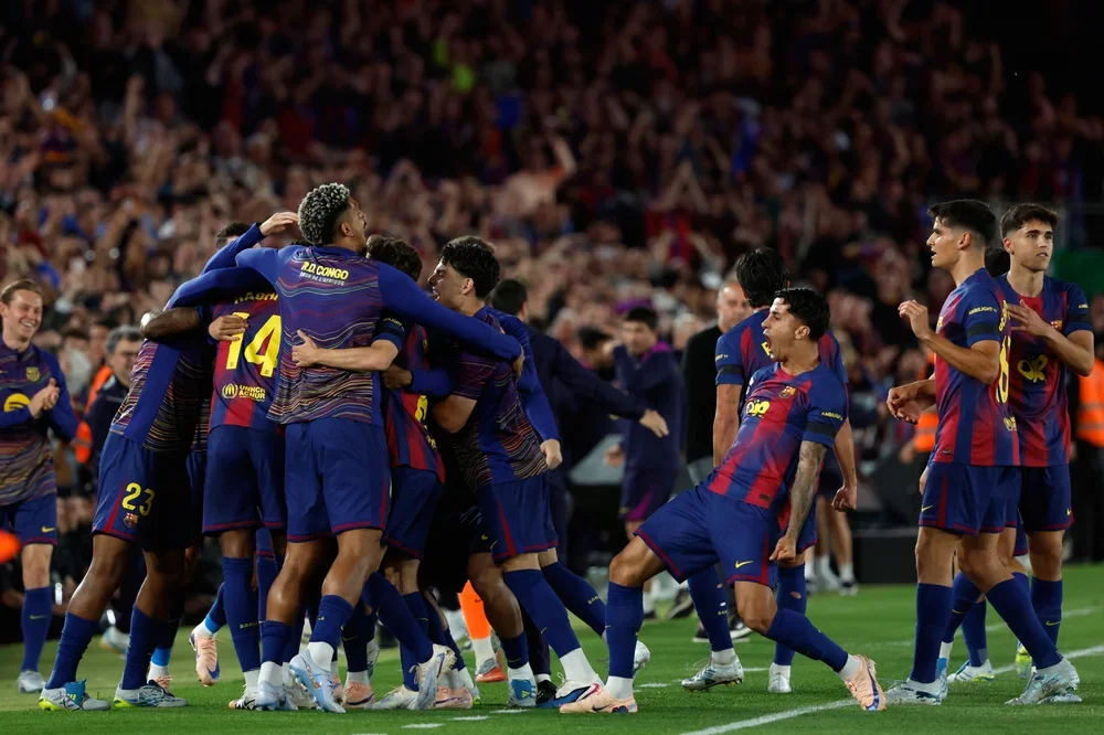 Los jugadores del Barcelona festejan uno de los goles.