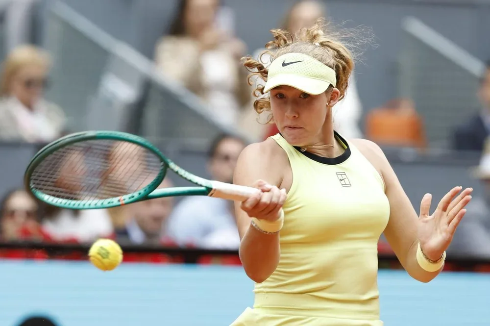 La tenista rusa Mirra Andreeva devuelve una bola a la tenista ucraniana Marta Kostiuk, durante la final individual femenino del Abierto de Madrid de Tenis disputada este sábado en la Caja Mágica en Madrid. EFE/ Chema Moya