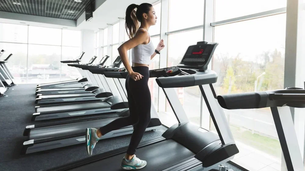 Caminar con inclinación es uno de los mejores cardios que existen para perder grasa, según los expertos.