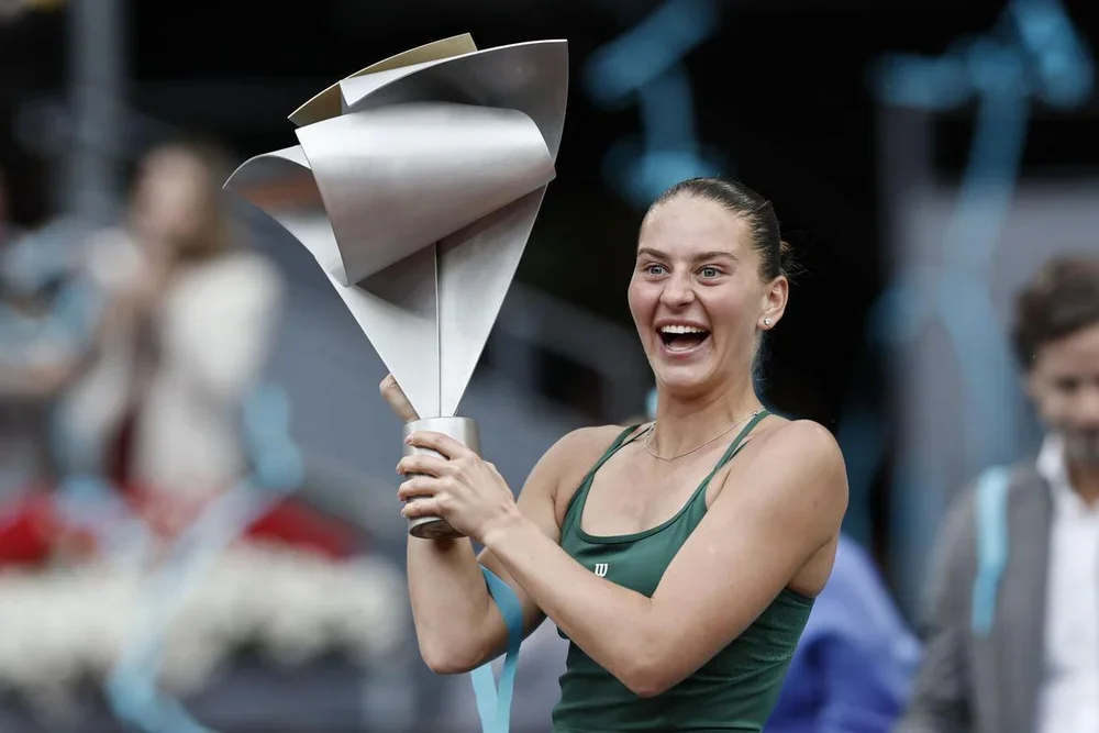 La tenista ucraniana Marta Kostyuk celebra con su trofeo la victoria ante la rusa Mirra Andreeva, durante la final individual femenino del Abierto de Madrid de Tenis disputada este sábado en la Caja Mágica en Madrid.